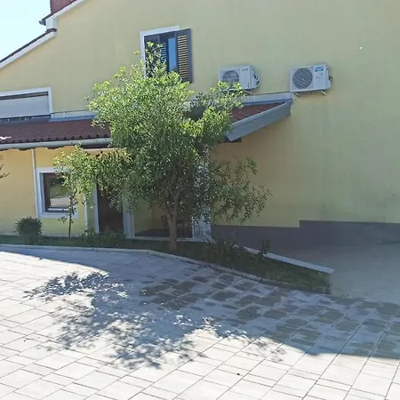 Apartma Montemoro *